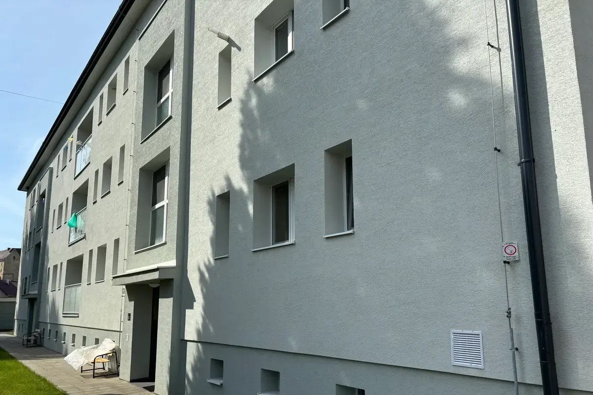 Kpt. Nálepku 181 po komplexnej obnove s novou ETICS fasádou.