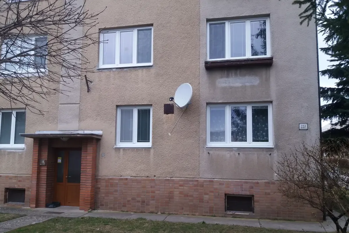 Kpt. Nálepku 237 pred obnovou, pôvodná fasáda.