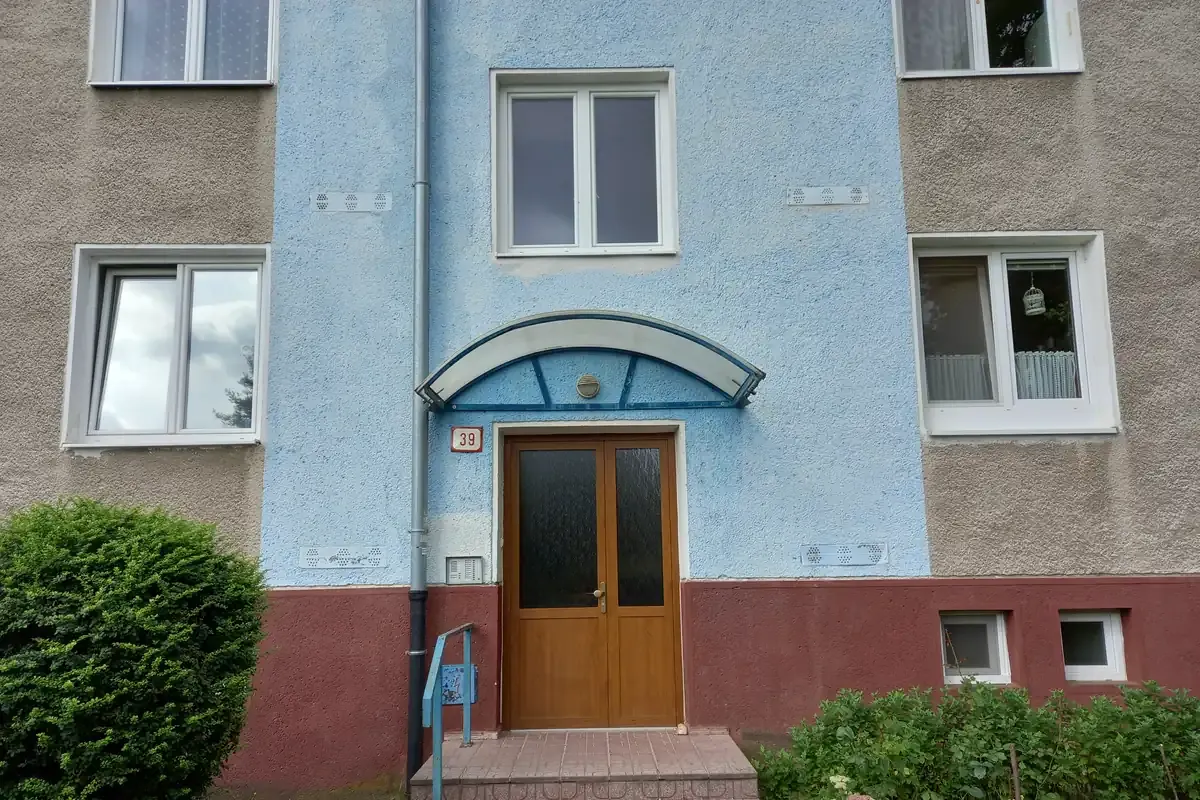 Švermova 1617 pred obnovou, pôvodný stav bytového domu.
