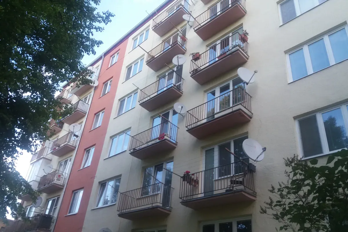 Veľkomoravská 2163 pred kompletnou obnovou bytového domu.