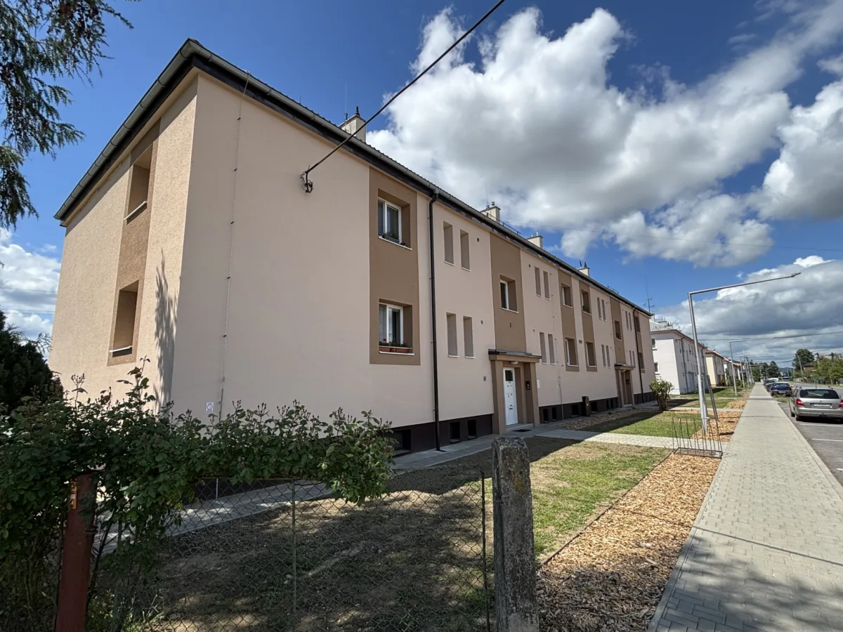 Bytový dom Československej armády 321 v Dubnici nad Váhom po komplexnej obnove a zateplení