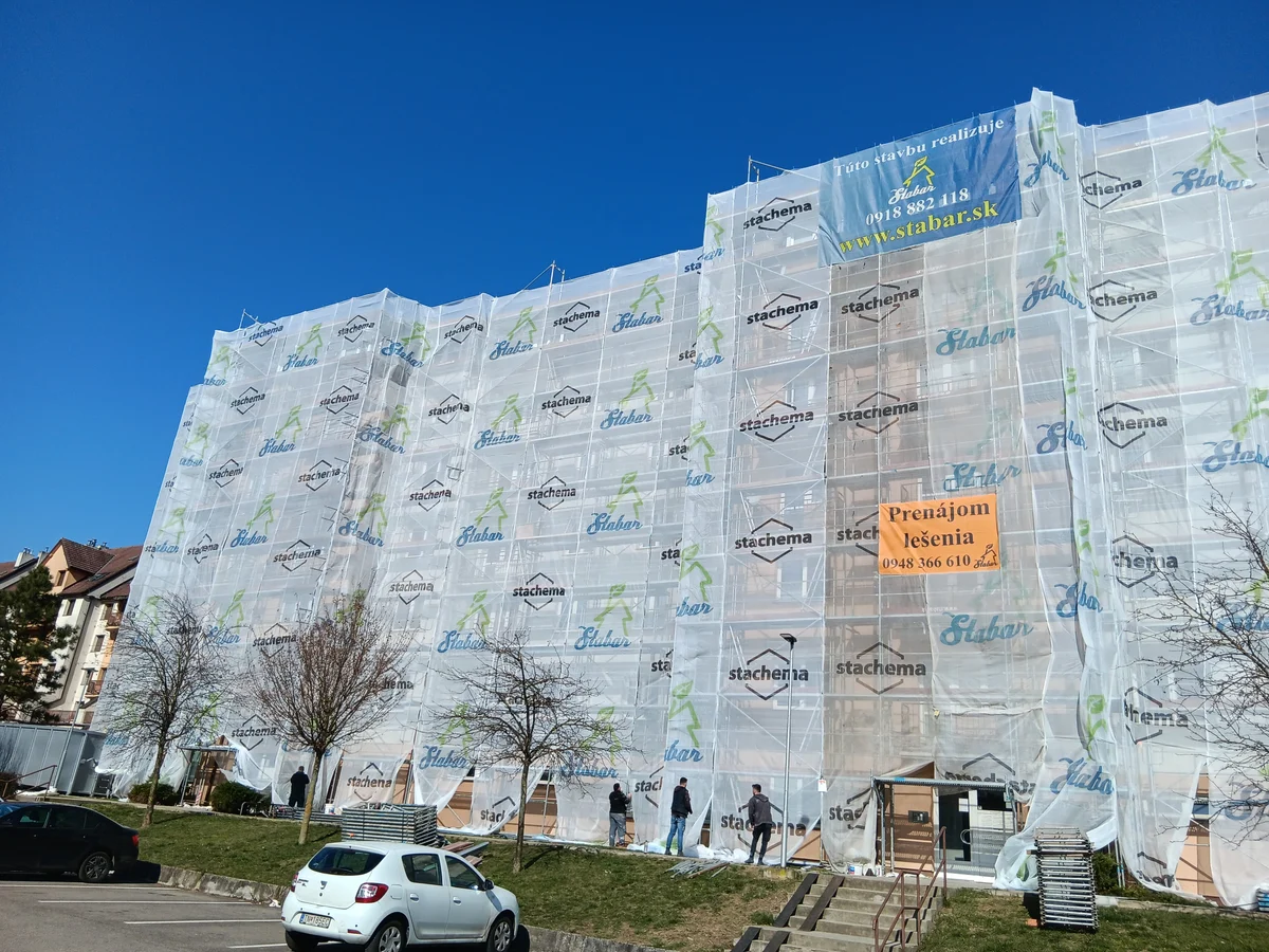 Realizácia zateplenia bytového domu, lešenie a ochranná sieť na fasáde