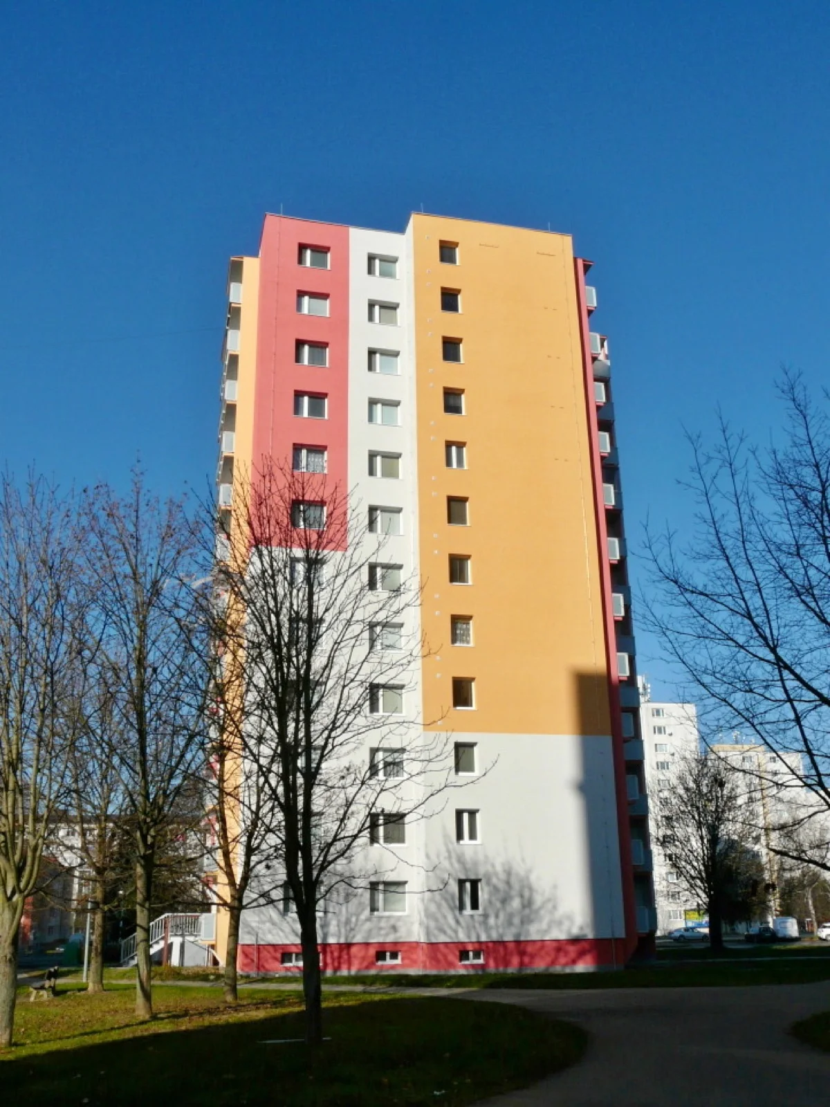 Centrum II 98 Dubnica nad Váhom, vchodová strana