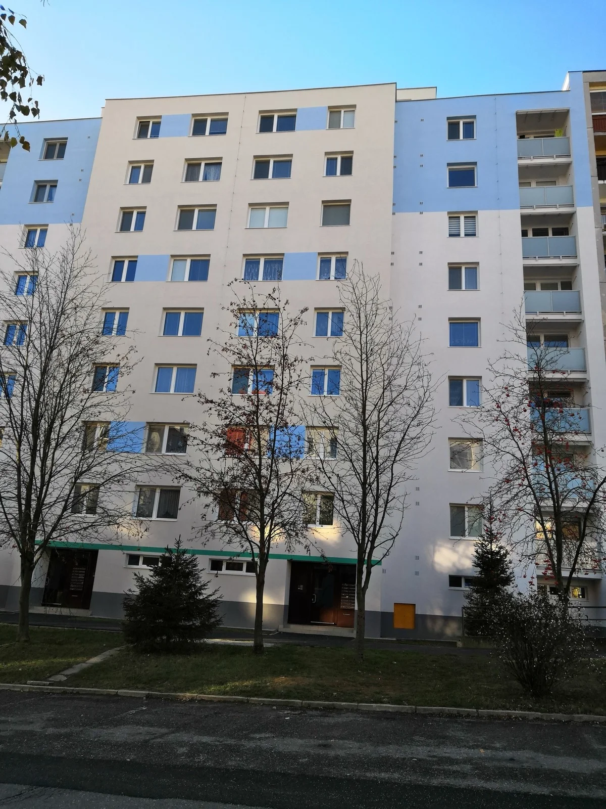 M. Bela 2464 Trenčín, bočný pohľad