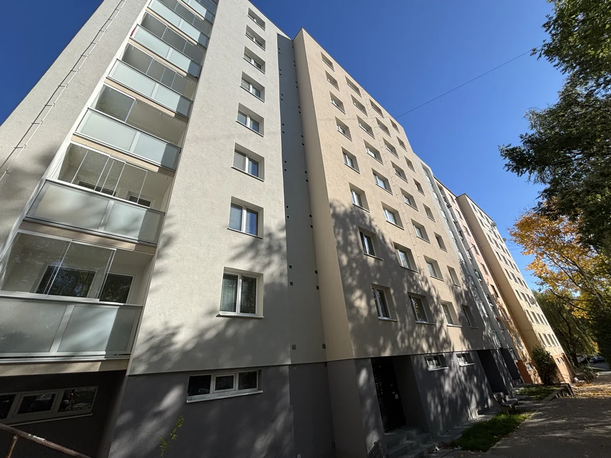 M. Bela 2494 Trenčín, sokel a vchod