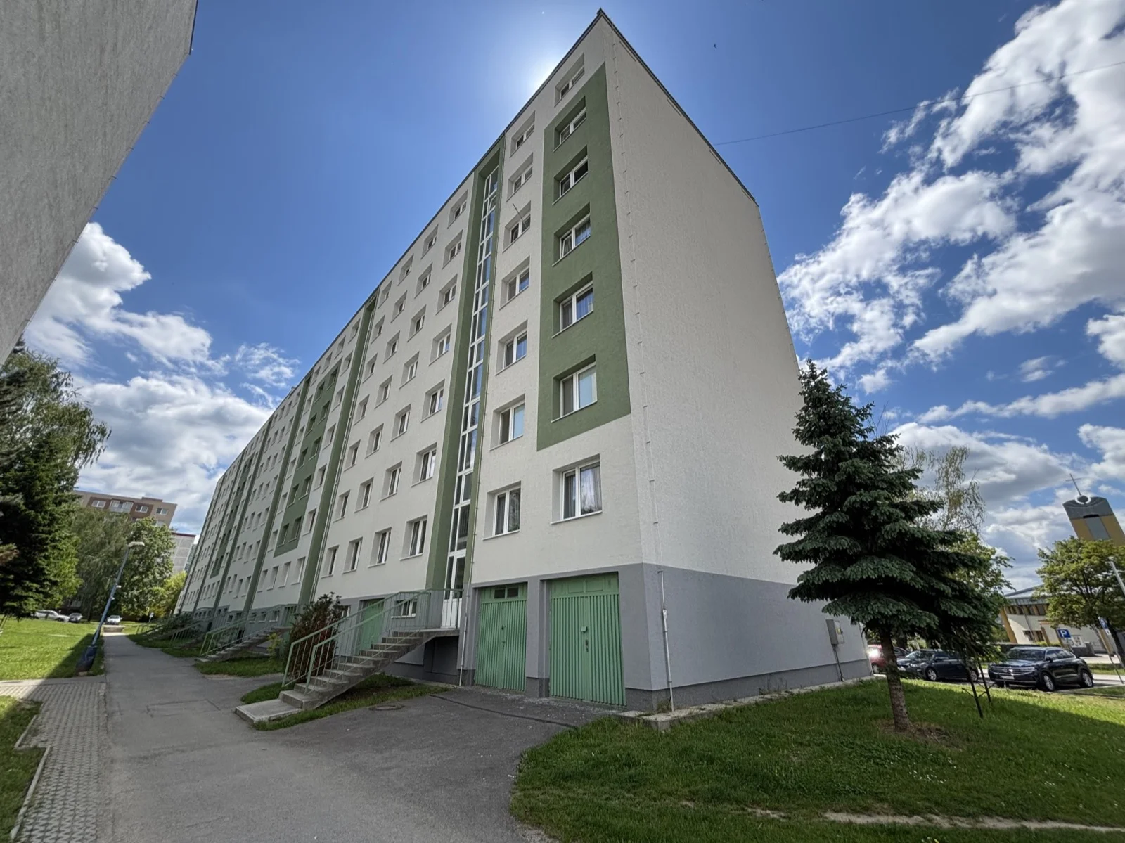 Pod Hájom 1095 Dubnica nad Váhom, bytový dom po obnove